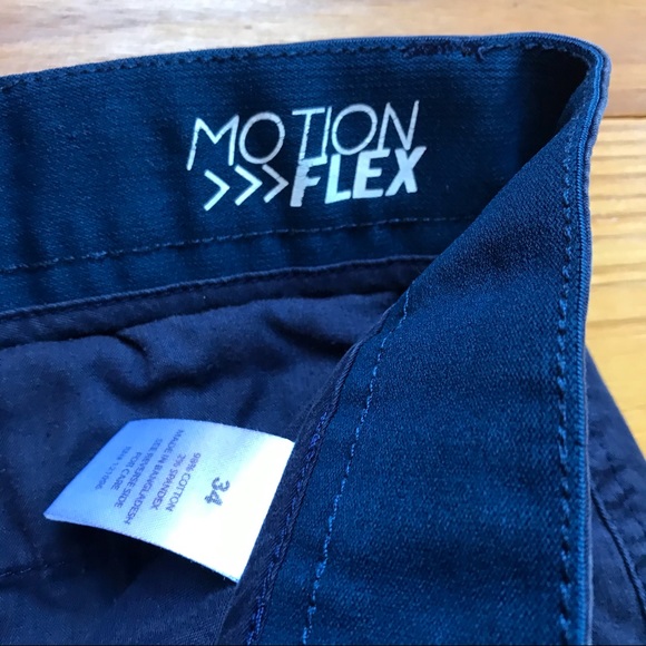 Crown & Ivy Navy Motion Flex Shorts, EUC, 34 - Picture 4 of 10